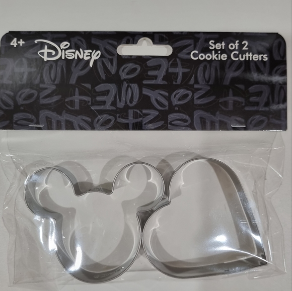 2 x DISNEY Mickey Mouse Bundles, Apron, Tin and Cookie Cutters - Picture 6 of 7